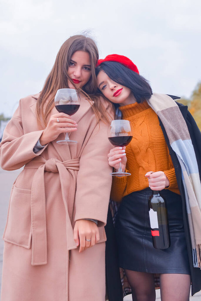 Dos mujeres muy alegres con copas de vino afuera. Tiempo libre, naturaleza muerta, comer fuera del concepto. - Foto, Imagen