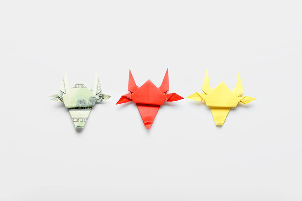 Origami boğaları 2021 yılının sembolü olarak beyaz arkaplanda - Fotoğraf, Görsel