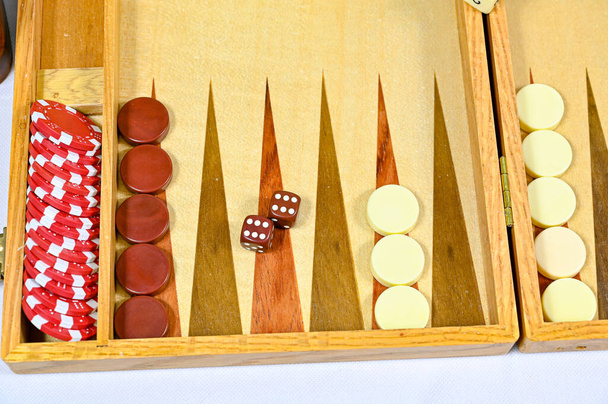 tavola da backgammon con pezzi di gioco marcatori e dadi - Foto, immagini