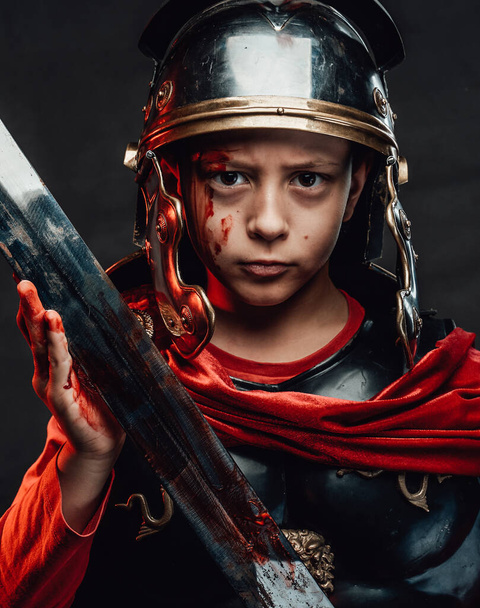Ένα αγόρι με τη μορφή στρατιώτη της Ρωμαϊκής Αυτοκρατορίας. - Φωτογραφία, εικόνα