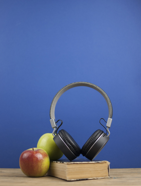 Äänikirjan konsepti. Kuulokkeet ja varaa yli puinen pöytä. Tilaa tekstille - Valokuva, kuva