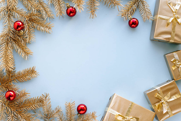Navidad azul o fondo de año nuevo, composición llana de regalos de Navidad dorados y ramas de abeto dorado, Flatlay, espacio vacío para el concepto text.christmas saludo - Foto, Imagen