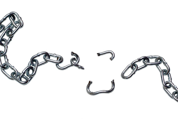 Zdjęcie przerwanego łańcucha metalowego izolowane na białym tle - Zdjęcie, obraz