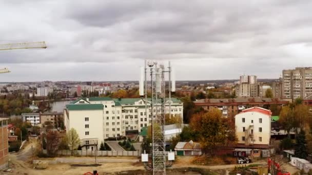 Luchtfoto van de cellulaire antenne van de telecommunicatietoren 4G en 5G op het dak van een gebouw.  - Video