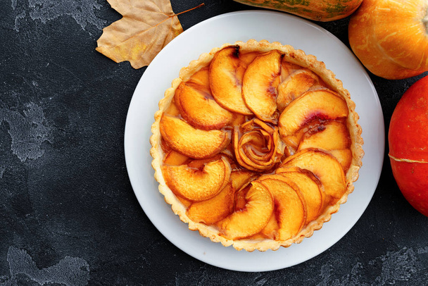 Apple tart pie on table with pumpkin and dry leaves - Foto, immagini