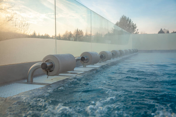 piscine extérieure avec massage à l'eau pour se détendre et se détendre - Photo, image