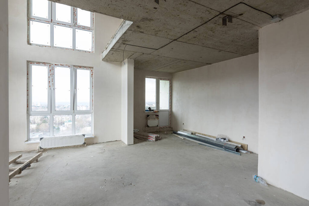 Wnętrze przestronnego dwupiętrowego mieszkania bez remontu w nowym wynajętym domu - Zdjęcie, obraz