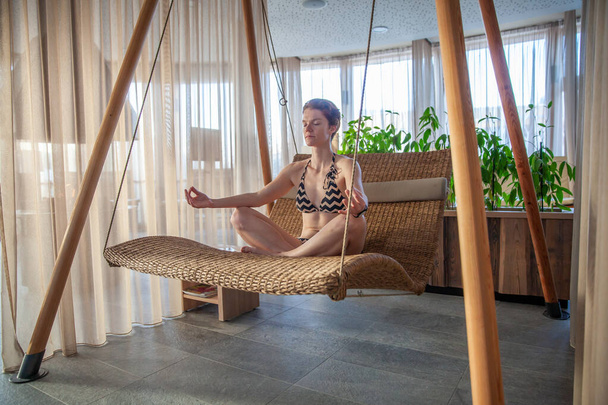 giovane donna che medita in un centro relax - Foto, immagini
