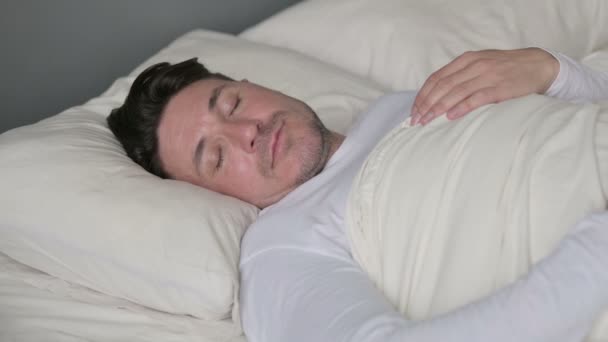 Pacifico uomo di mezza età che dorme a letto  - Filmati, video
