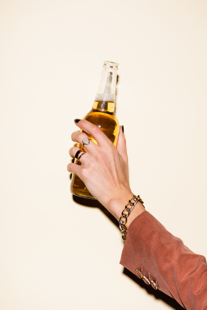vista recortada de la mujer sosteniendo botella con cerveza en blanco - Foto, Imagen
