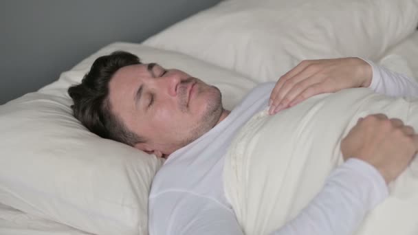 Vyděšený středověký muž probouzí z noční můry v posteli  - Záběry, video