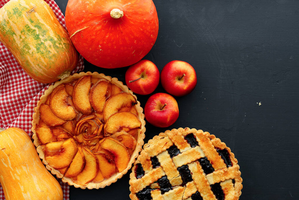Apple pie and berry tart pie autumn composition - Foto, afbeelding