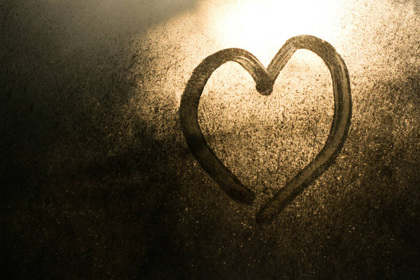 Kuva sydämestä piirretty jäätyneeseen ikkunaan talvella - Valokuva, kuva
