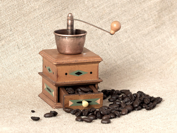 Antiikki Manuaalinen kahvimylly
 - Valokuva, kuva