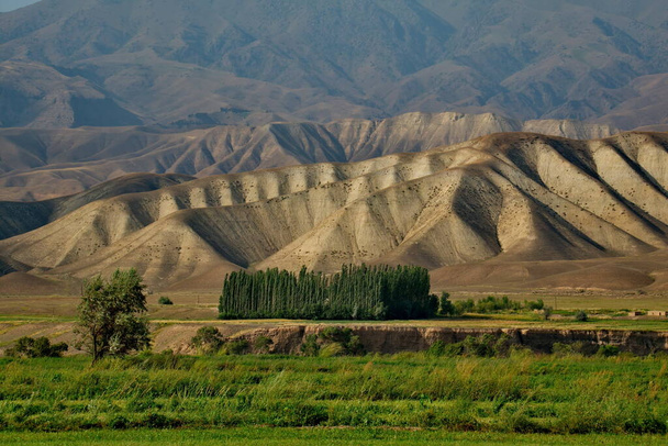 Kyrgyzstán. Severovýchodní úsek dálnice Pamir v blízkosti města Kečirim - Fotografie, Obrázek