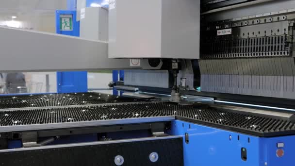Automata hidraulikus hajlítógép fémlemezzel a gyárban - Felvétel, videó