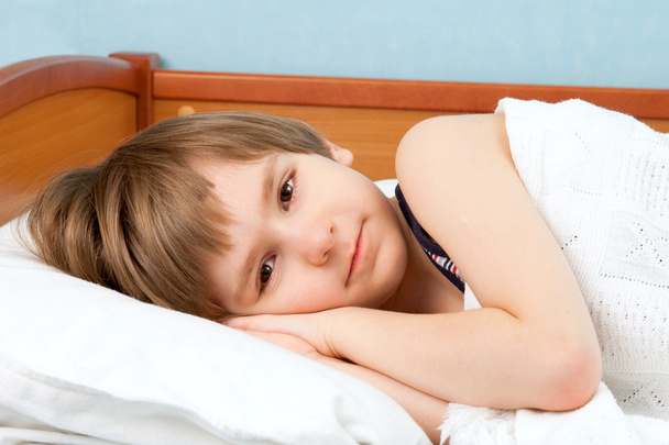 Small  boy leis in bed - Фото, изображение