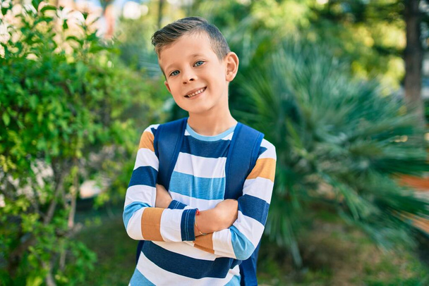 dorable valkoihoinen opiskelija poika hymyilee onnellinen seisoo puistossa. - Valokuva, kuva