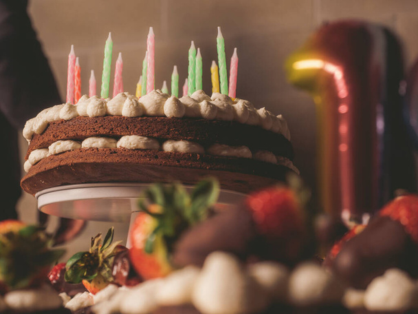 Doğum günü pastası, kremalı çikolatalı kek ve renkli mum. - Fotoğraf, Görsel