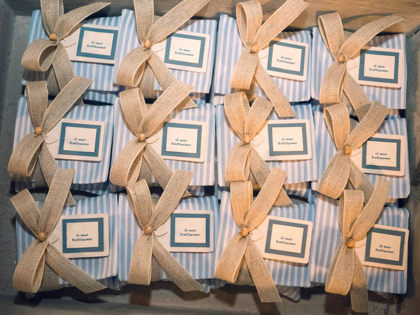 balíčky pro laskavosti s modrými a bílými pruhy na křest - Fotografie, Obrázek