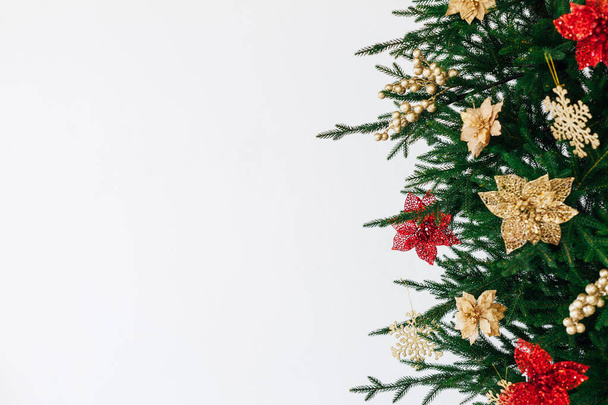 小枝クリスマスツリーの装飾は白の背景に碑文のための大晦日の場所を庭 - 写真・画像