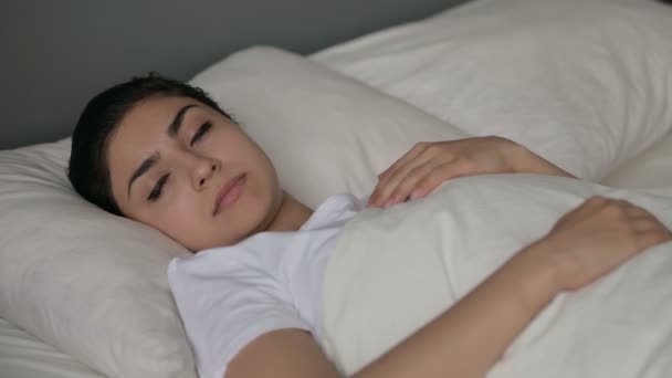 Mírumilovná mladá indická žena spí v posteli  - Záběry, video