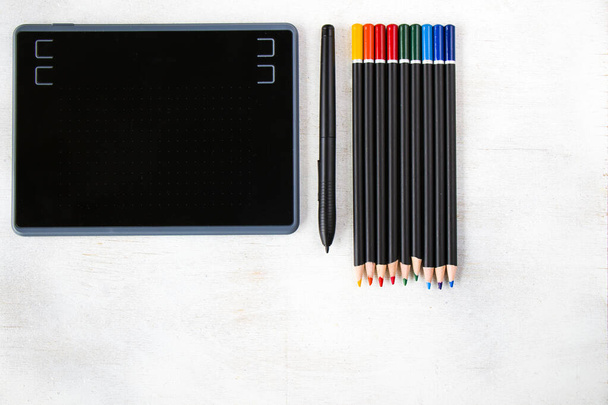 Disegno e pittura tablet e stili penna e matite sullo sfondo bianco, vista ad alto angolo - Foto, immagini