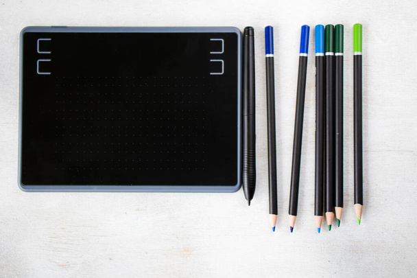 Рисунок и живопись таблички и стили ручка и карандаши на белом фоне, высокий угол зрения - Фото, изображение
