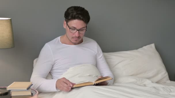 Średniowieczny mężczyzna czytanie książki w łóżku  - Materiał filmowy, wideo