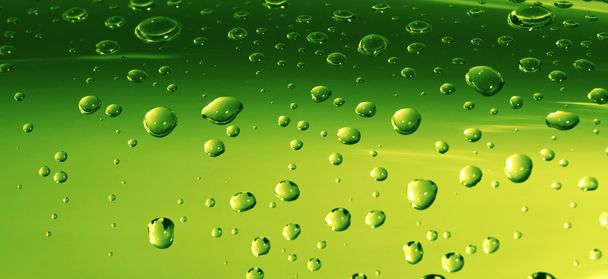 σταγόνες νερού σε πράσινο χρώμιο επιφάνεια - Φωτογραφία, εικόνα