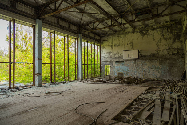 Zona di Chernobyl. Piscina nella città di Pripyat in Ucraina. Zona di esclusione. - Foto, immagini