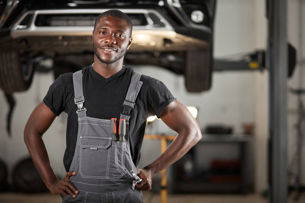 professional black auto mechanic looking at camera - Foto, Imagem
