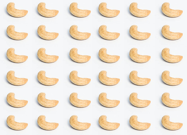 Кешью орехи на белом фоне, жареные орехи кешью изолированы на белом - Фото, изображение