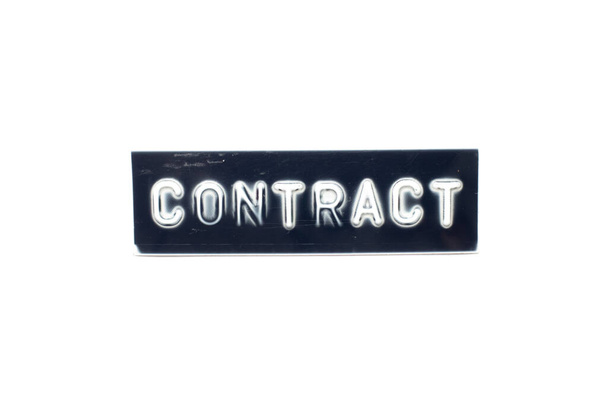 Embossed letter in woord contract op zwarte banner met witte achtergrond  - Foto, afbeelding