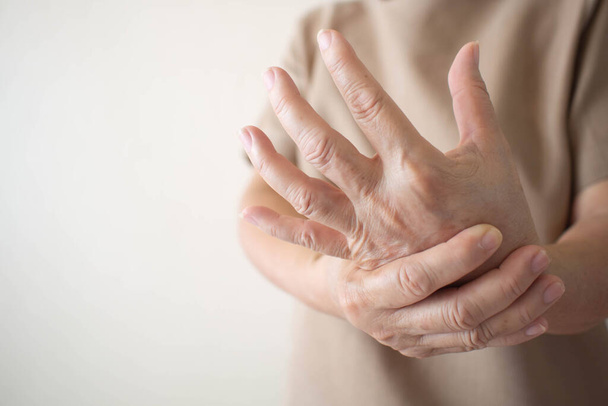 Zsibbadás rheumatoid arthritisben, Reumatoid arthritis 6 oka, 5 tünete és 13 kezelési módja