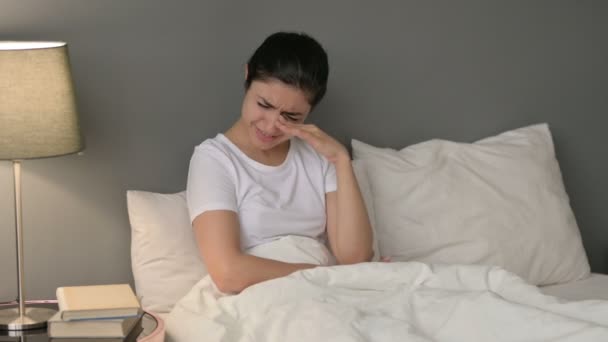 Zdenerwowany młody Indian kobieta płacze w łóżku  - Materiał filmowy, wideo