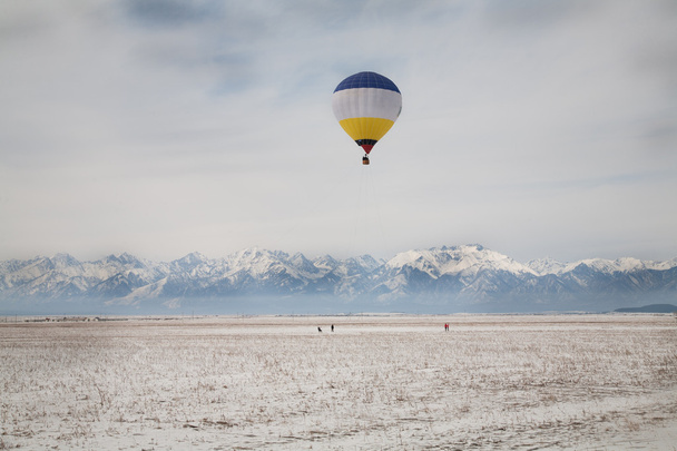 Balloon on a background of mountains - Photo, Image