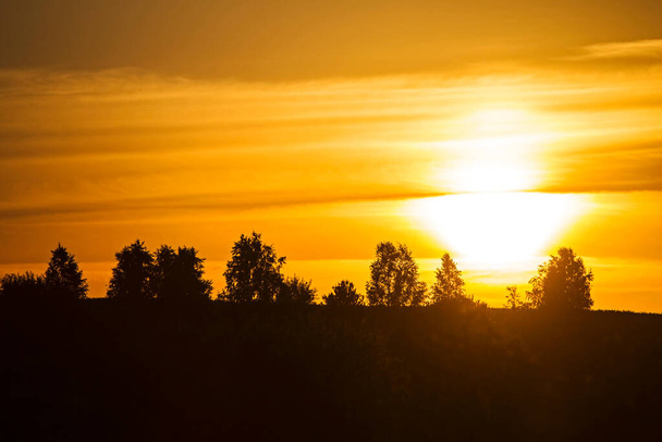 Západ slunce nad poli. Zemědělská krajina v východní Litvou. - Fotografie, Obrázek