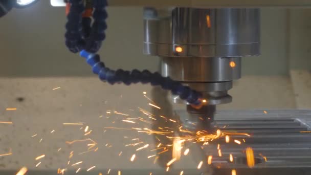 Automated cnc turning frézka řezání kovový obrobek s jiskry - Záběry, video