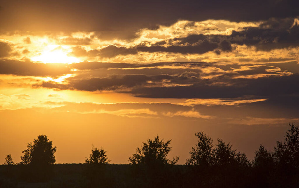Západ slunce nad poli. Zemědělská krajina v východní Litvou. - Fotografie, Obrázek