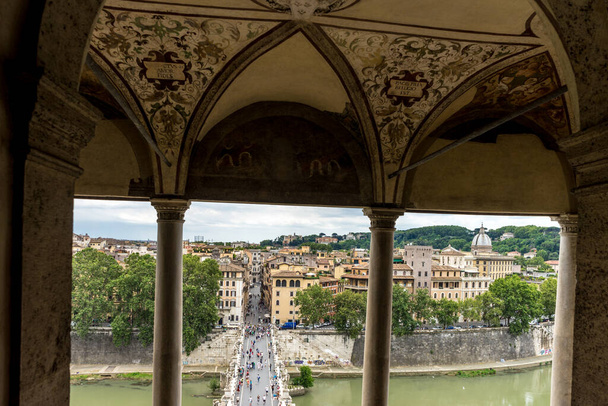 Rooma, Italia - 23. kesäkuuta 2018: Enkelten patsas ponte Sant Angelolla Roomassa, Italiassa - Valokuva, kuva