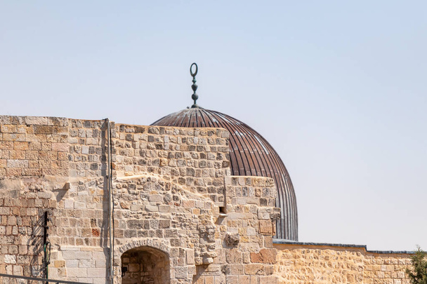 İsrail 'in Kudüs şehrindeki Tapınak Dağı' ndaki El Aksa Camii 'nin duvarları ve kubbesi. - Fotoğraf, Görsel
