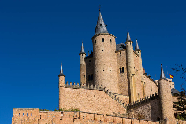 Відомий замок Альказар в Сеговії (Кастилія і Леон, Іспанія). - Фото, зображення