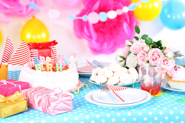 Świąteczne nakrycie stołu na urodziny na uroczystych dekoracjach  - Zdjęcie, obraz