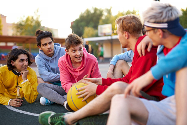 caucasian teens, basketball players sitting and resting in timeout - Foto, Bild
