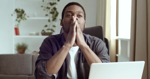 Portré töprengő férfi üzleti elemző szabadúszó író író diák ül asztalnál otthon számítógép előtt összecsukott kézzel közel áll gondolkodás projekt kreatív ötlet álmodozás - Felvétel, videó