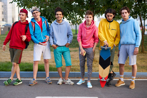 portrait of young sportive team of teenagers with skateboards - Zdjęcie, obraz