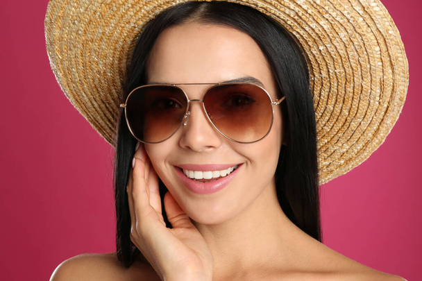 Beautiful woman wearing sunglasses on pink background, closeup - Fotoğraf, Görsel
