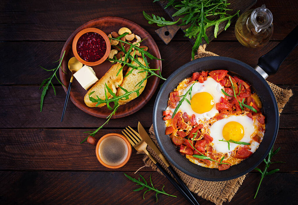 Spätes Frühstück - Spiegeleier mit Gemüse. Schachschuka. Arabische Küche. Koscheres Essen. Ansicht von oben - Foto, Bild