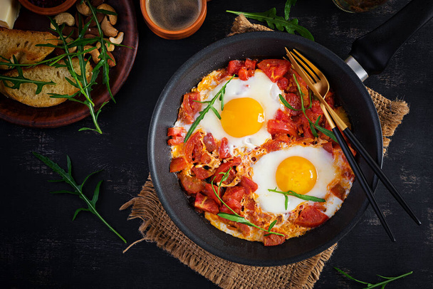 Geç kahvaltı - sebzeli sahanda yumurta. Shakshuka. Arap mutfağı. Koşer yemeği. Üst görünüm - Fotoğraf, Görsel